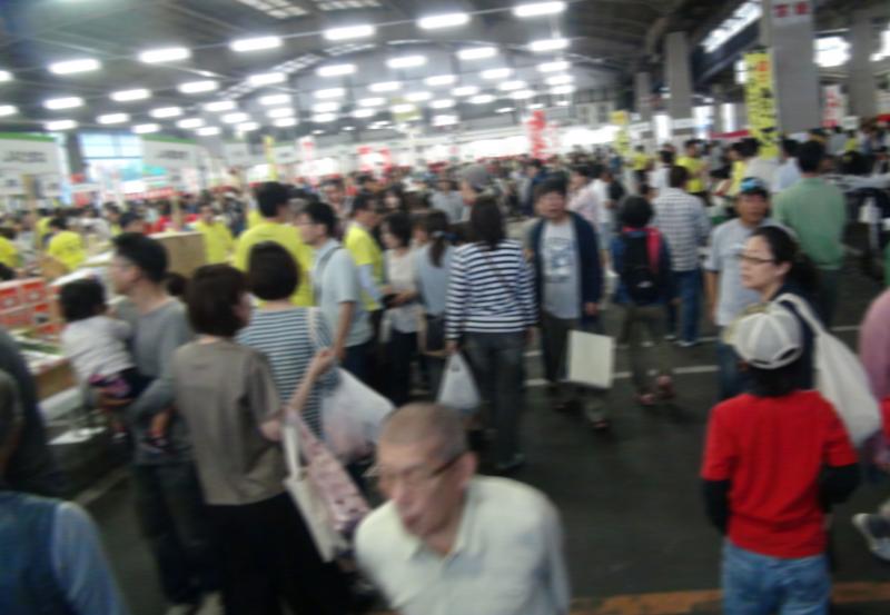 『復興朝市』でにぎわっている様子