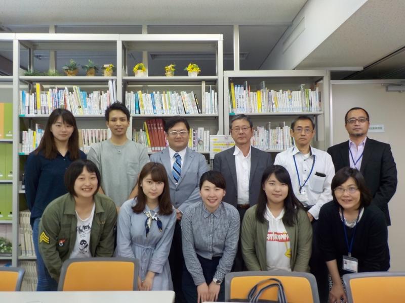 北九州市立大学と熊本支局との記念撮影