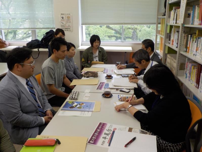 准教授、学生達との意見交換の様子