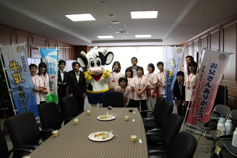 父の日に牛乳を贈ろうキャンペーンで九州農政局へ来庁されました。