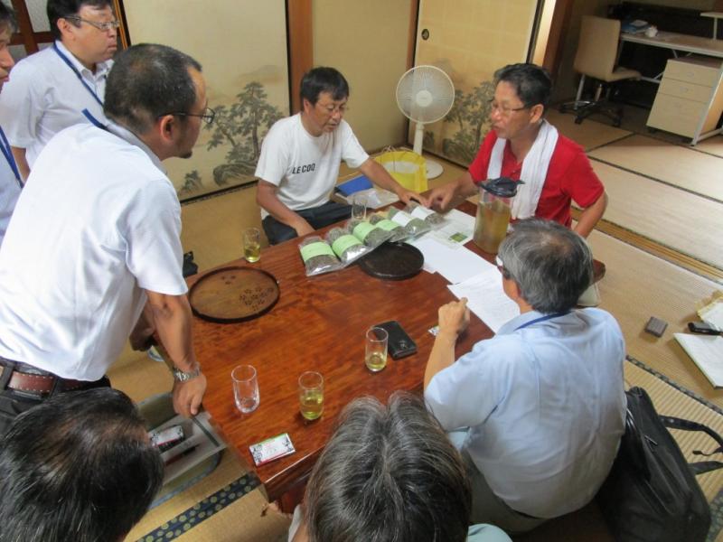 薬用作物の効能について説明を受ける職員