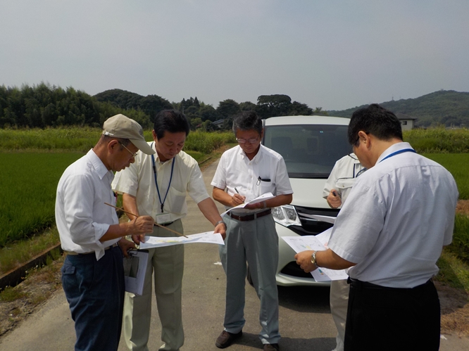 現地の田を見学している様子