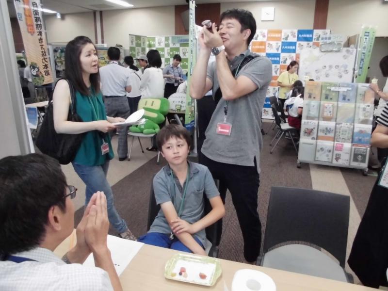 糖度測定をする親子