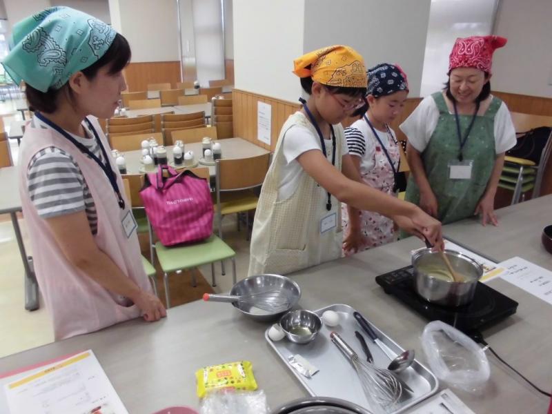 米粉料理を体験する参加者2