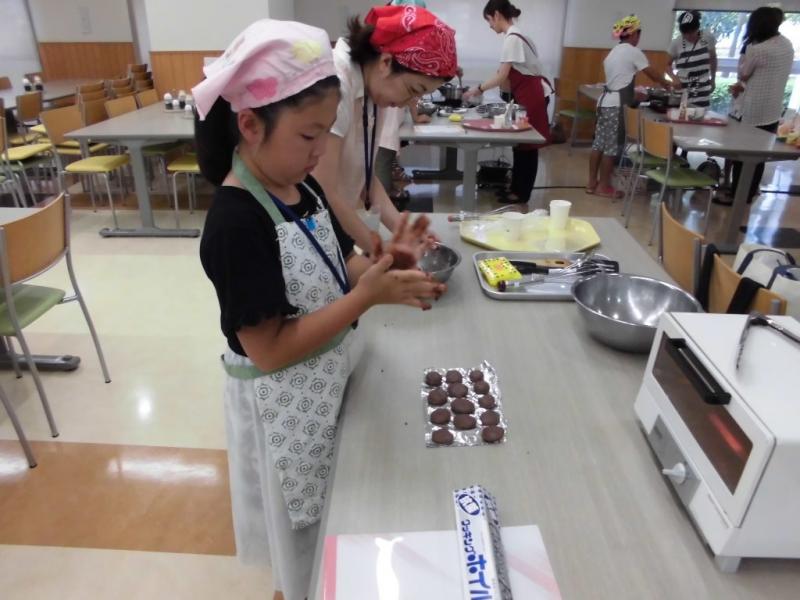 米粉料理を体験する参加者3
