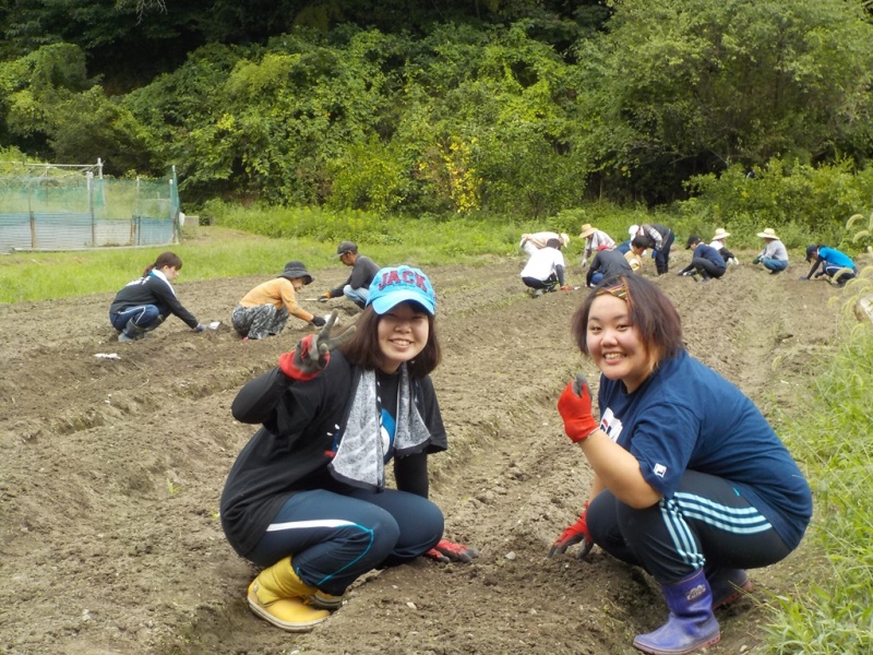 そばの種を蒔く大学生