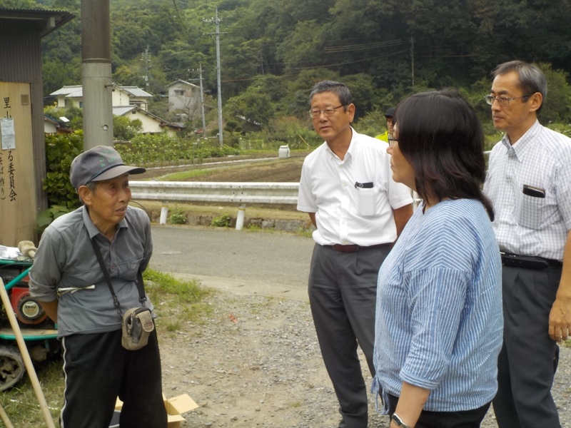 里山の会の方と話す地方参事官