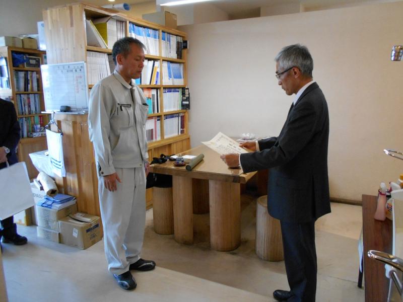 統計業務協力者へ大臣感謝状を手交しました。