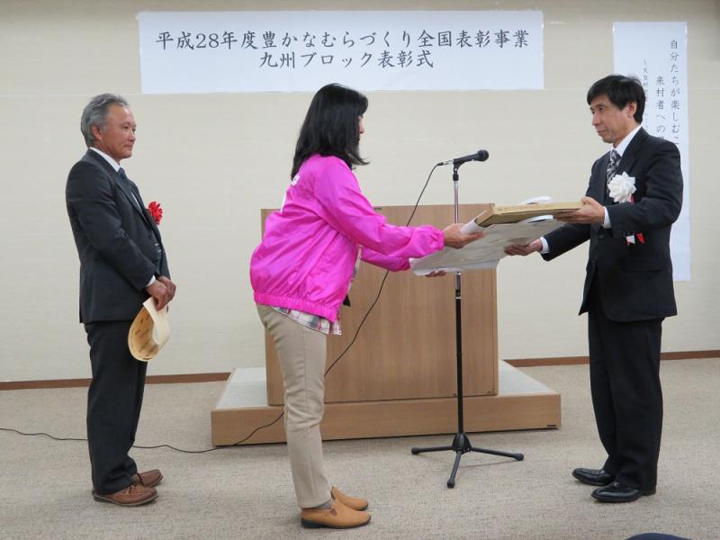 九州農政局長から賞状と記念品を受け取る鹿児島の団体