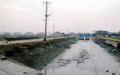 崩壊した土砂が水路内にたまり制水門などの機能低下