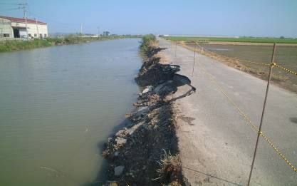 法面崩壊による道路への影響