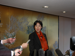 取材を受ける田名部農林水産大臣政務官