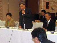 あいさつする宮元次長