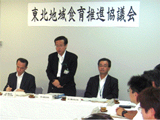 あいさつする宮坂局長