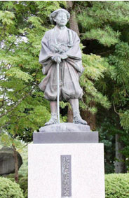 狩川城主北館大学利長の銅像