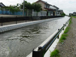 余目堰用水路（改修後：ブロック積み）
