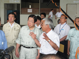 女川魚市場の視察をする鹿野農林水産大臣