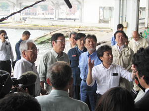 女川魚市場の視察をする鹿野農林水産大臣