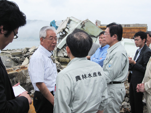 女川魚市場製氷工場の視察をする鹿野農林水産大臣