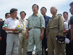藤曽根排水機場で応急復旧状況等の視察をする
            鹿野農林水産大臣