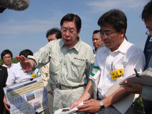 除塩実証ほ場で除塩試験状況の説明を受ける鹿野農林水産大臣