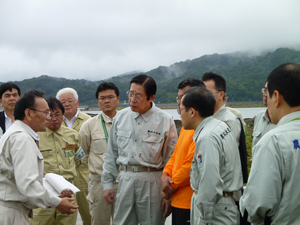 宮古高浜地区カキ・コンブ養殖場の視察をする鹿野農林水産大臣