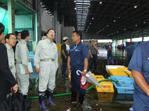宮古市魚市場、製氷・貯氷施設の視察をする鹿野農林水産大臣