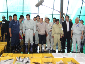 宮古市魚市場、製氷・貯氷施設の視察をする鹿野農林水産大臣