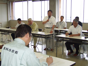 山本宮古市長及び漁業関係者等と意見交換を行う鹿野農林水産大臣