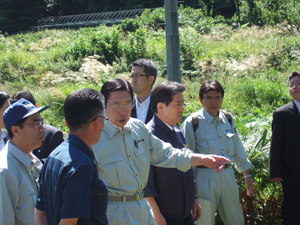 実証試験ほ場を視察する鹿野農林水産大臣2