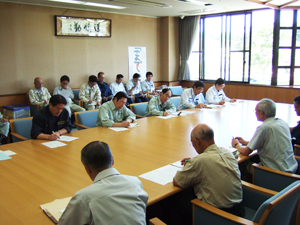 飯舘村関係者との意見交換を行う鹿野農林水産大臣1