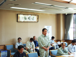 飯舘村関係者との意見交換を行う鹿野農林水産大臣2