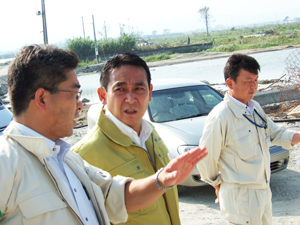 牛橋排水機場の視察をする岩本農林水産副大臣