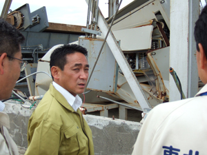 大堀排水機場の視察をする岩本農林水産副大臣