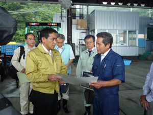 釜石第二魚市場の被害・復旧状況を視察する岩本農林水産副大臣