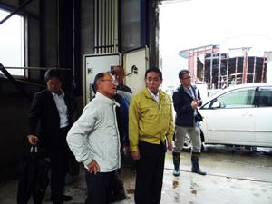 尾崎白浜養殖施設の被害・復旧状況を視察する岩本農林水産副大臣
