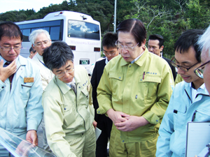 下矢作（しもやはぎ）地区の被災・復旧状況を視察する鹿野農林水産大臣