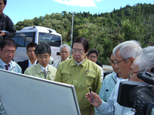 下矢作（しもやはぎ）地区の被災・復旧状況を視察する鹿野農林水産大臣2