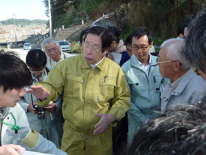 小友（おとも）地区の被災・復旧状況を視察する鹿野農林水産大臣