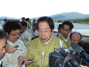 小友（おとも）地区で会見をする鹿野農林水産大臣