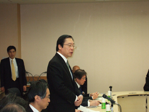 JA仙台本店において、地元農業者との意見交換を行う鹿野農林水産大臣