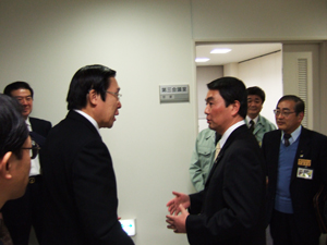 村井宮城県知事と会談する鹿野農林水産大臣