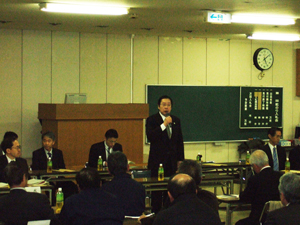 宮城県漁業協同組合塩釜総合支所において、漁業関係者との意見交換を行う鹿野農林水産大臣