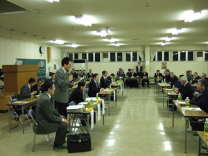 宮城県漁業協同組合塩釜総合支所において、漁業関係者との意見交換を行う鹿野農林水産大臣
