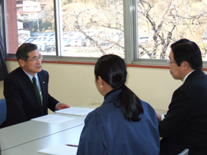 菅野飯舘村長と対談する鹿野農林水産大臣