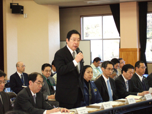 飯舘村の農業者等との意見交換を行う鹿野農林水産大臣