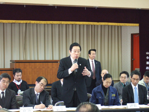 飯舘村の農業者等との意見交換を行う鹿野農林水産大臣