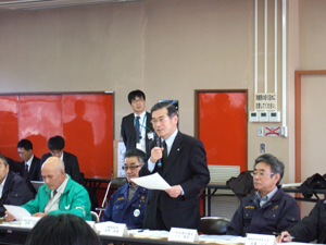意見交換で発言する菅野飯舘村長