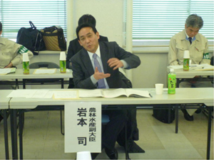 遠野市の葉たばこ廃作農家と意見交換する岩本農林水産副大臣1