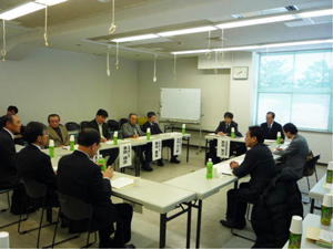 遠野市の葉たばこ廃作農家と意見交換する岩本農林水産副大臣2